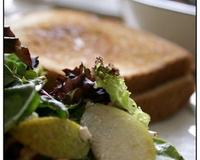 Des ingrédients de choix, pour une salade complète, à la fois plaisir avec les éléments essentiels. Simple à réaliser…
