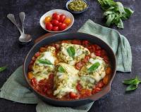 Il se prépare en 15 min seulement : la recette du poulet au pesto, tomates cerises et mozzarella