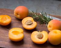 Comment faire des brochettes d’abricots rôtis au barbecue, LE dessert parfait pour les vacances