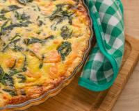 “Ça va permettre de la colorer et de la parfumer ”: Cyril Lignac dévoile son astuce pour réaliser une quiche aux légumes verts, déclinable selon vos envies !