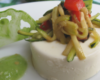 Un plat sucré / salé végétarien autour de l'alliance fromage et citron : panna cotta végan et nem de lemon curd. => photo à…