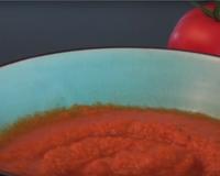 Un coulis de tomates maison, c'est tellement bon et tellement pratique ! A marier avec des pâtes, des tartes, des pizzas, c'est toujours bien d'en avoir de côté...