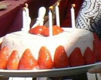 Dessert frais et léger : mousse de fraise sur un biscuit.
