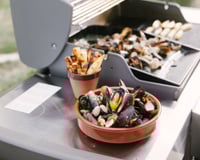 Moules et coques à la plancha, frites grillées