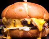 Voici la véritable recette du BBQ Burger de The Big Bang Theory que commande tous les mardis Sheldon au Cheesecake Factory. Attention Sheldon commande toujours…