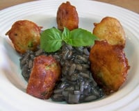 Risotto à l'encre de seiche et beignets de courgettes