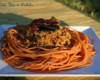 Nid de spaghetti quinoa et tomates au pesto de légumes grillés pour une petite balade en Italie.