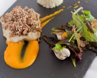 Bar en crumble de kasha et algues, coulis de potimarron et chou-fleur comme un risotto