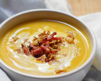 Velouté de courge butternut, lait de coco, oignons et bacon grillé