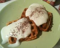 Un dessert simple et sophistiqué à la fois. Les gaufres sont légères et l'espuma un vrai délice...Pour les gourmands le cacao relèvera…
