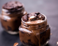 Pas de four, pas de balance, pas de vaisselle… Ce chef dévoile sa recette de gâteau au chocolat express