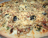 Unes pizza qui fait davantage apprécier ce légume, amélioré par la saveur du chorizo et le croquant des noix. C'est une de celles que je referai volontiers sous peu!