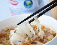 Bouillon au cèleri, tomate, ananas et thon, servi avec des nouilles de riz. Le thon cuisson à cœur façon World food.