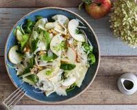 Une salade bien fraîche de fenouil, de pomme et de pousses d'épinards, en plein dans la saison.