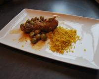 Des pilons de poulets mélanger à des épices accompagné d'olive vertes, amandes éffilées et de la semoule.