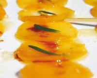 Un délicieux carpaccio d'abricots aux saveurs méditerranéenne.