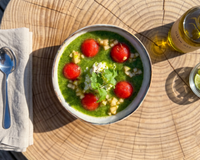 Recette fraîcheur : faites ce gaspacho aux pousses d’épinards et pastèque de Cyril Lignac !