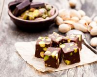 Le fudge, un doux mélange entre le caramel et le chocolat, relevé de fruits secs. Une idée originale pour des cadeaux gourmands réussis et…