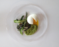 Asperges rôties au parmesan et œuf mollet