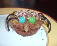 Des muffins en chocolat déguisés en araignées pour halloween.