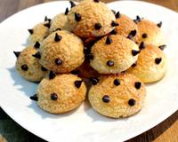 Voici une recette de petits choux ou les pépites de chocolat sont directement integrées dans le craquelin, pour cette recette privilégiez les pépites de chocolat résistantes…