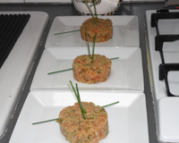 Tartare de Saumon, Cottage Cheese aux Herbes, Crumble à la Moutarde