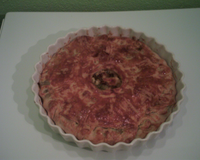 Une tourte garnie d'une sauce béchamel au comté et d' escargots. Le tout est accompagné d'une crème à la sauge.