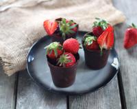 Voici comment réaliser facilement des petits gobelets en chocolat trop chouettes pour servir un dessert de fruit, des crèmes ou de la glace.