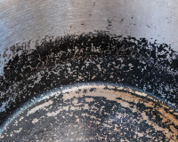 “Arrêtons de frotter, ça ne sert à rien” : l’astuce de ce pro du ménage pour les casseroles brûlées