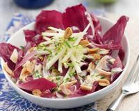 Une délicieuse salade aux endives, saumon et sauce ciboulette.