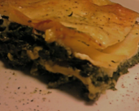 Au menu des lasagnes, mais on change un peu on utilise de la buche de chèvre et des épinards au lieu de la bolognaise.