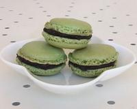 Macarons à la pistache avec ganache noire à la pistache !