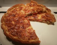 Tarte express au thon, tomate et fromage râpé