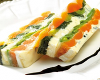Une terrine très fraîche et résolument printanière. Servez-la avec du pain de campagne, sur une salade de mâche avec quelques asperges vertes et parsemez le tout d'amandes…