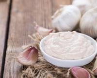 Un grand classique des sauces provençales. Très parfumée, elle apportera à vos plats et apéros un petit accent du Sud !