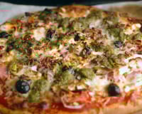 Pizza jambon, feta, pesto avec des baies roses