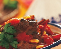 Un tajine pleine de légumes.