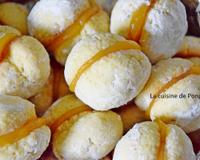 Une recette qui vient de chez mon amie Zika. 2 mignons petits biscuits collés avec une délicieuse crème au citron.