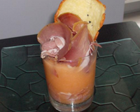 Mousse de melon, jambon cru et tuile de gruyére