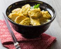 Une salade de poulet sucrée/salée.
