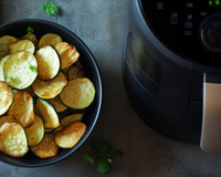 Chips de courgettes au Airfryer : l’astuce pour qu'elles soient ultra-craquantes sans un gramme de gras (prêtes en 8 minutes)