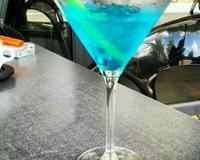 Un cocktail à base de liqueur de lychees, de jus de pamplemousse et de curaçao bleu.