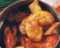 Dans l'huile faire revenir les écrevisses, ajouter le hachis d'aromates et retirer et mettre les morceaux de poulet.