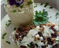 Un dos de cabillaud en escalope et pané, servi avec un riz et une petite sauce bleu de bresse.