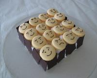 Voici le premier gâteau que j'ai réalisé pour ma fille pour son anniversaire. Le chocolat et orange s'associe bien et les smiley sur les coques les…