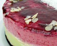 Un bavarois que j'ai imaginé composé ainsi: - Une base sablé à la vanille- Une crème à la pistache- Un nappage de chocolat blanc à la noix de coco- Une mousse toute douce…