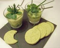 Pour une cuisine monochrome, ici le vert, l'assiette ou le plat ne comporte des aliments que d'une seule couleur. Pour accompagner cette verrine, j'ai choisi les biscuits…