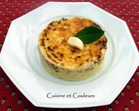 Une purée à la crème d'ail avec la morue cuite avec des dés de tomate et de jambon de Bayonne.