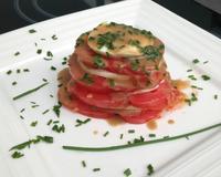 Parfait pour une entrée cet été, le mille-feuilles de tomate et sa mozzarella di buffala fumée !