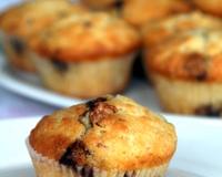 Des petits muffins pour un goûter gourmand accompagnés d'un verre de lait.
